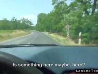 Autostoppista coppia scopata in auto di sconosciuto