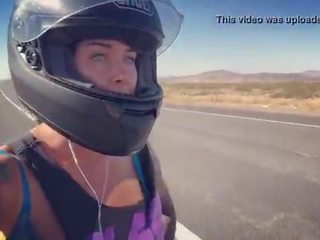 Felicity feline motorcycle stunner jāšana aprilia uz krūšturis