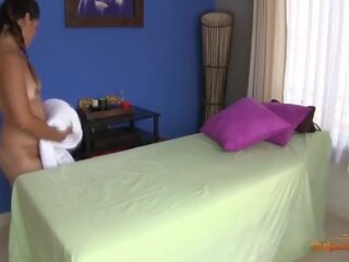 Owadan taýlandly darling seduced and fucked by her masseur