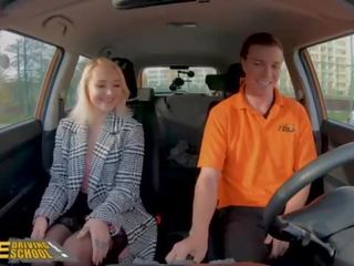 Namaak driving school- blondine marilyn suiker in zwart kniekousen volwassen klem in auto